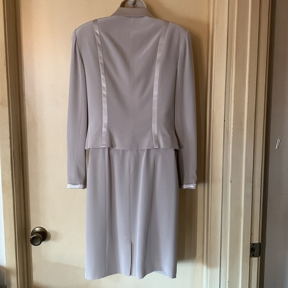 Oleg Cassini Black Tie champagne suit size 6 - Picture 6 of 14